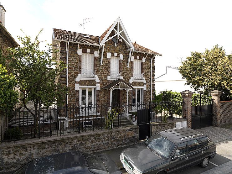 Vitry-sur-Seine, maison, 15 rue Sainte-Geneviève. Façade sur rue avec portail en ferronnerie.