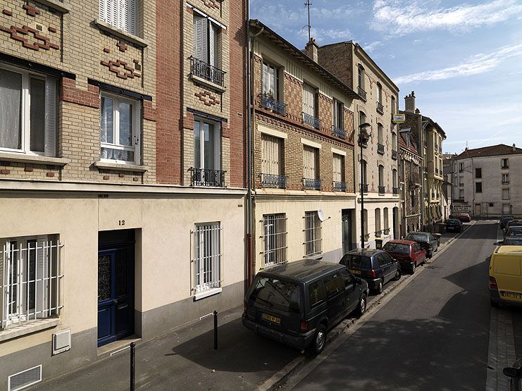 Vitry-sur-Seine, 4-12 rue, Sainte-Geneviève. Vue de la rue, entre le n° 12 et le 4, enfilade de petits immeubles.