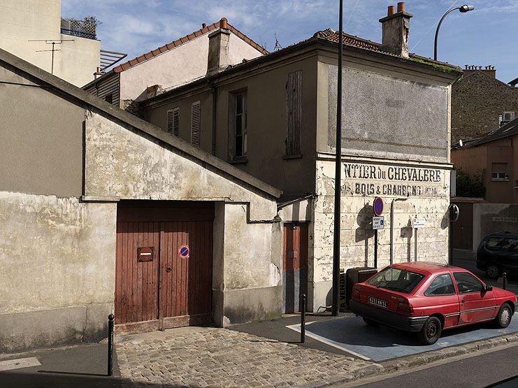 Vitry-sur-Seine, maison, 2 rue Sainte-Geneviève. peint sur le mur l'inscription "Chantier du chevaleret. Gros bois et charbon de détail".