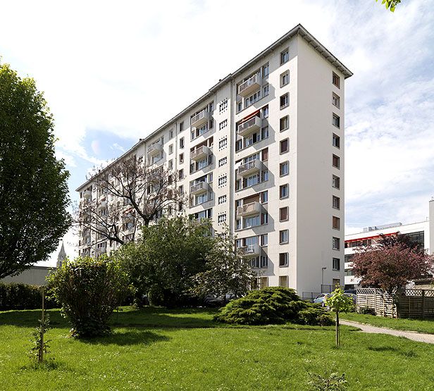 Vitry-sur-Seine, ensemble d'édifices à cour commune, 37 rue Louise-Aglaé-Cretté. Vue d'ensemble du bâtiment conçu par Pingrié.