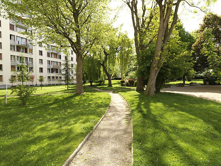 Vitry-sur-Seine, ensemble d'édifices à cour commune, 37 rue Louise-Aglaé-Cretté . Vue du parc.