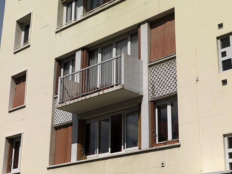 Vitry-sur-Seine, ensemble d'édifices à cour commune, 37 rue Louise-Aglaé-Cretté. Détail des décors sur la façade, entre les fenêtres.