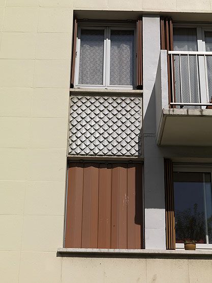 Vitry-sur-Seine, ensemble d'édifices à cour commune, 37 rue Louise-Aglaé-Cretté . Détail des décors sur la façade, entre les fenêtres.