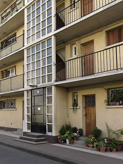 Vitry-sur-Seine, cité dite résidence les Rosiers, 172-184 rue Gabriel-Péri. Vue d'une entrée et d'une cage d'escalier.