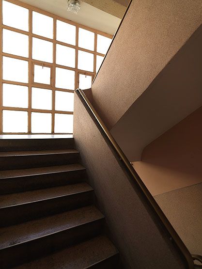 Vitry-sur-Seine, cité dite résidence les Rosiers, 172-184 rue Gabriel-Péri. Vue intérieure d'une cage d'escalier.