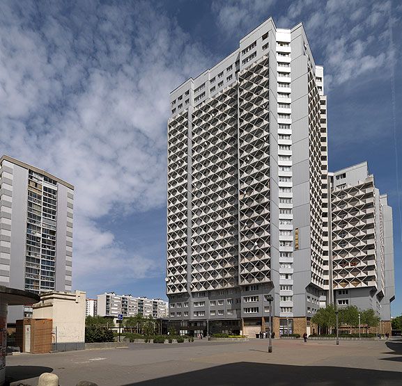 Vitry-sur-Seine, secteur urbain, 2 à 10 rue Audigeois . Vue générale des immeubles construits lors de la première phase de la rénovation du centre-ville d'Ivry entreprise par Mario Capra qui débute en 1963.