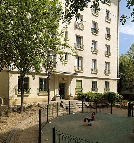 Vitry-sur-Seine, immeuble, 2 bis avenue Ambroise Croizat. Vue rapprochée d'une façade donnant sur la cour intérieure.