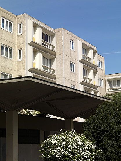 Vitry-sur-Seine, cité dite groupe Roger Derry, 4 rue du 18 Juin 1940. Vue du bâtiment.