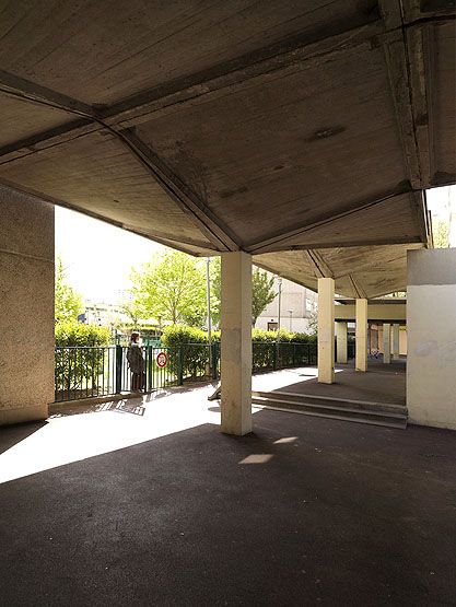 Vitry-sur-Seine, cité dite groupe Roger Derry, 4 rue du 18 Juin 1940. Vue depuis le préau.