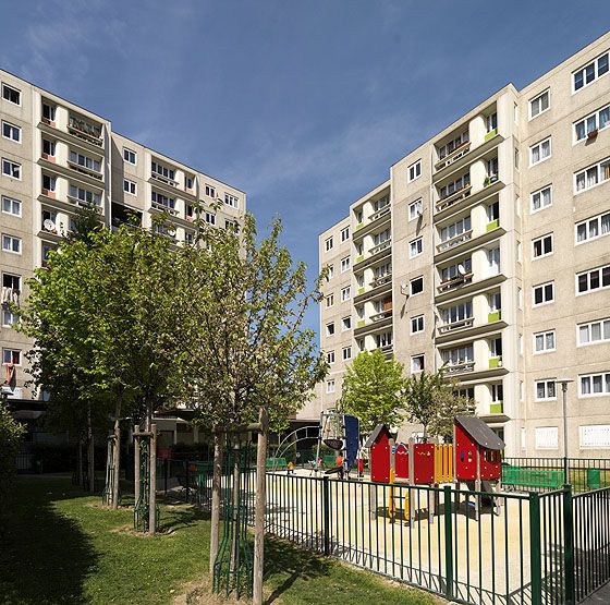 Vitry-sur-Seine, cité dite groupe Roger Derry, 4 rue du 18 Juin 1940. Vue du jardin.