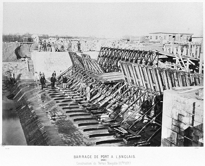 Alfortville, Vitry-sur-Seine. Barrage éclusé de Port-à-l'Anglais. Chantier de construction du pertuis naviguable. Tiré de : Vitry-sur-Seine. Barrage éclusé de Port-à-l'Anglais, 1869-1870. Album de photographies. (Ecole nationale des ponts et chaussées. 1 S 115 Album PH 101P)