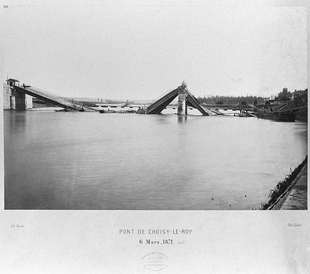 Choisy-le-Roi. Pont de Choisy (n°1). Vue du pont détruit, le 6 mars 1871. A l'arrière-plan en aval, le pont de bateaux provisoire. Tiré de : Pont de Choisy-le-Roi, 1871, album de photographies. (Ecole nationale des ponts et chaussées. 1 S 115 Album PH 102P)