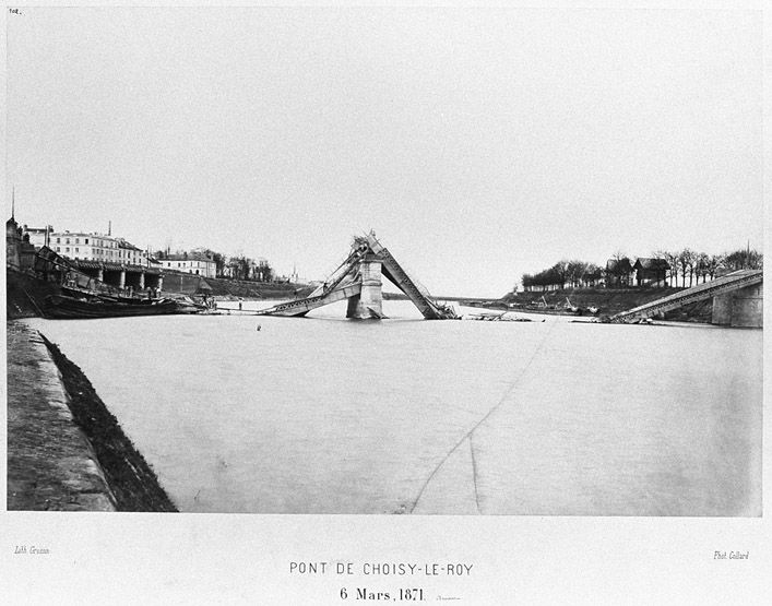 Choisy-le-Roi. Pont de Choisy (n°1). Vue depuis l'amont de la rive gauche, du pont détruit, le 6 mars 1871. Tiré de : Pont de Choisy-le-Roi, 1871, album de photographies. (Ecole nationale des ponts et chaussées. 1 S 115 Album PH 102P)