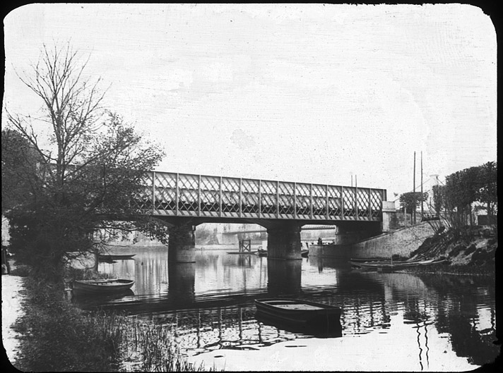 Villeneuve-Saint-Georges. Pont ferroviaire sur l'Yerres. Photographie, vers 1901. (Médiathèque de l'architecture et du patrimoine, archives photographiques. AP19LO1950)