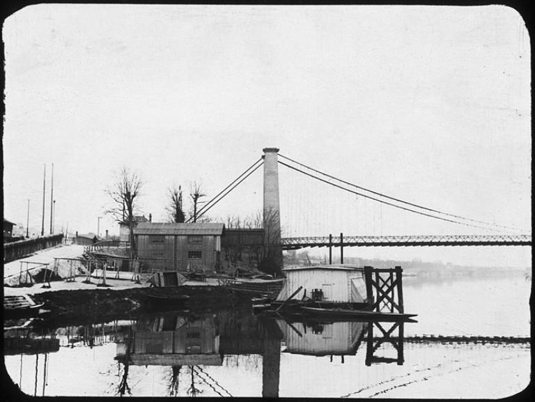 Pont suspendu de Villeneuve-Saint-Georges (n°1). Vue du côté Villeneuve-Saint-Georges. Photographie, vers 1901. (Médiathèque de l'architecture et du patrimoine, archives photographiques)