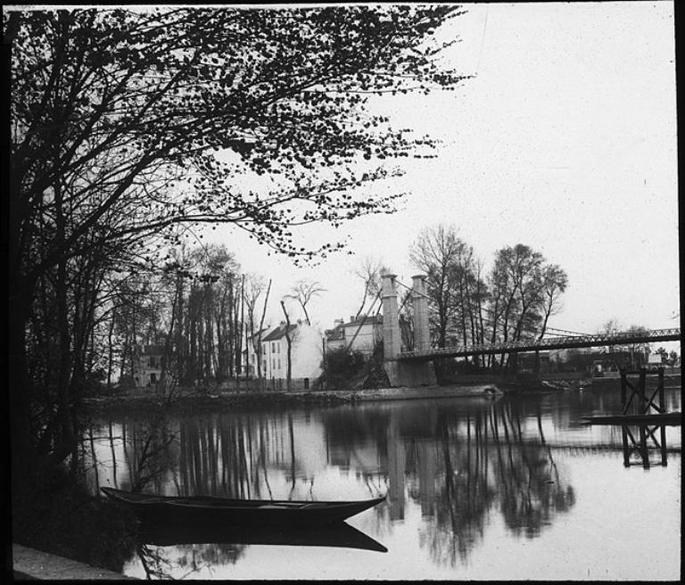 Pont suspendu de Villeneuve-Saint-Georges (n°1). Vue du pont suspendu, côté Villeneuve-le-Roi. Photographie, vers 1901. (Médiathèque de l'architecture et du patrimoine, archives photographiques)