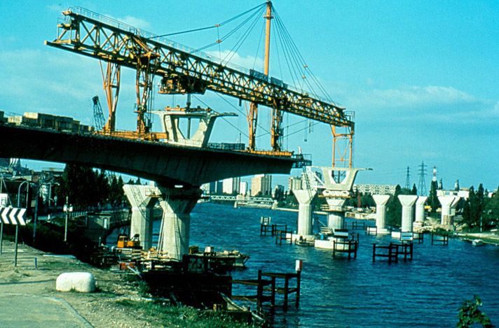 Choisy-le-Roi, Alfortville, Vitry-sur-Seine. Pont de Choisy de l'A86. Vue du chantier. Mise en place des voussoirs. Photographie. (Ecole nationale des ponts et chaussées. 2 S 039)