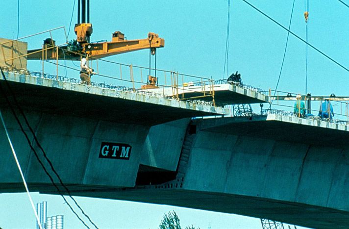 Choisy-le-Roi, Alfortville, Vitry-sur-Seine. Pont de Choisy de l'A86. Vue du chantier. Mise en place du dernier voussoir fermant une arche. Photographie. (Ecole nationale des ponts et chaussées. 2 S 039)