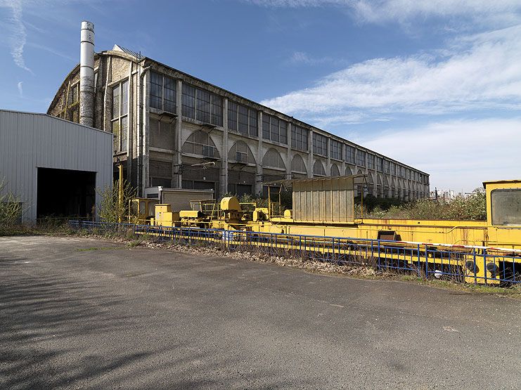 Vitry-sur-Seine. Vue d'ensemble des halles de la gare des Ardoines, abritant les ateliers de réparation de la SNCF.