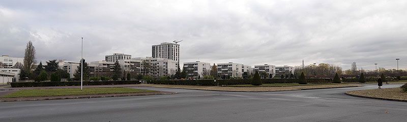 Chevilly-Larue, grand ensemble dit La Croix du Sud, avenue de la Croix-du-Sud, boulevard Jean-Mermoz. Vue de l'ensemble des bâtiments, construit en 1969-1972.