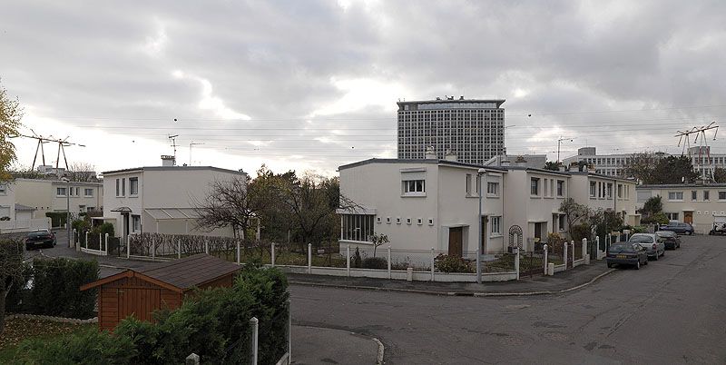 Chevilly Larue, lotissement concerté dit résidence des Castors, Lieutenant-Petit-Leroy (rue du). Vue d'une partie du lotissement avec a second plan la Tour de la SEMARIS du MIN à Rungis.