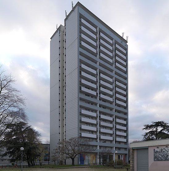 Chevilly-Larue, grand ensemble dit Le Sorbier-La Saussaie, rue Paul Hochart rue du Rouergue rue Bretagne avenue Franklin Roosevelt rue du Nivernais. Tour, rue de Bretagne.