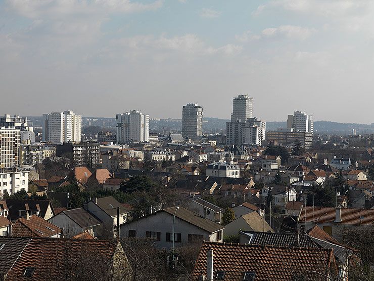 Vitry-sur-Seine. Vue de l'autoroute A86 : au loin, les tours de Choisy.
