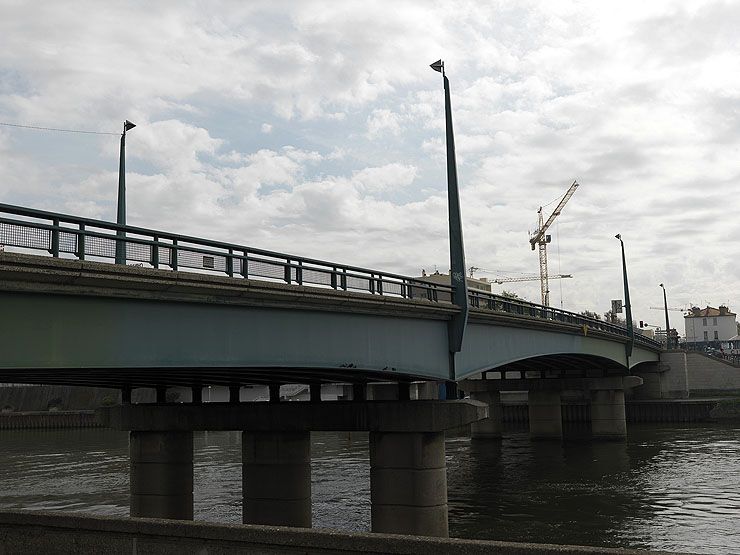 Ivry-sur-Seine. Pont d'Ivry (n°2). Vue d'ensemble du pont depuis la rive d'Ivry.