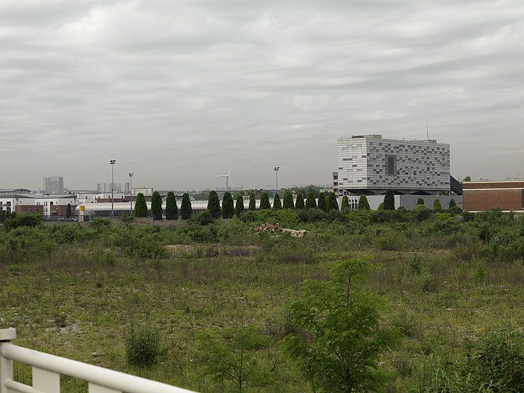 Ivry-sur-Seine, établissement élévateur des eaux dite compagnie des bassins filtrants de la ville de Paris. Au loin, l'usine de traitement des eaux.