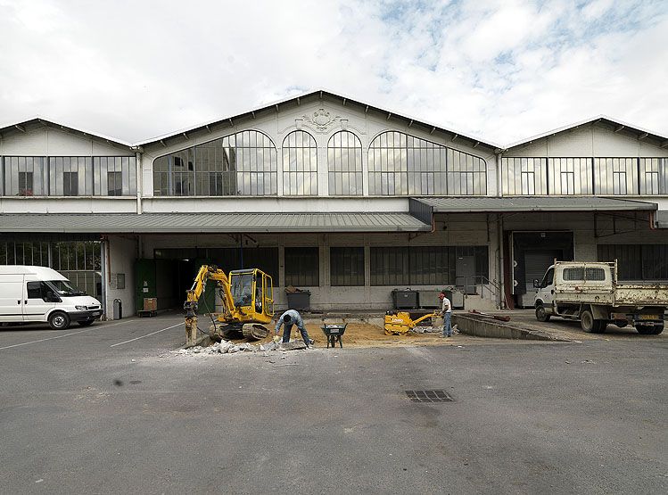 Ivry-sur-Seine, usine de confection dite fabrique de matelas Bauve, 62 rue Maurice-Gunsbourg. Façade des halles en 2009.