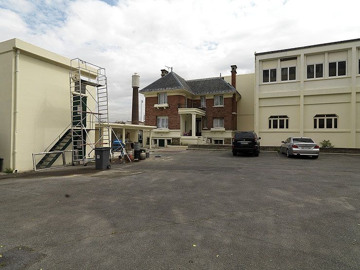 Ivry-sur-Seine, usine, 55 rue Maurice-Gunsbourg. Ancienne usine vue depuis la cour.