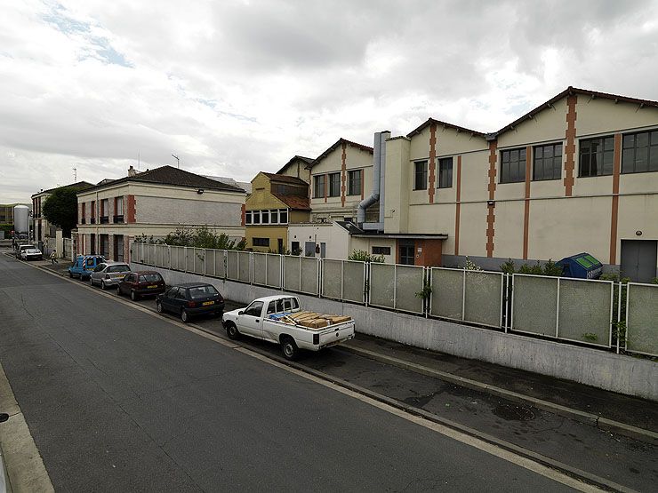 Ivry-sur-Seine, usine, 49 rue Maurice-Gunsbourg. Vue d'ensemble sur la rue.