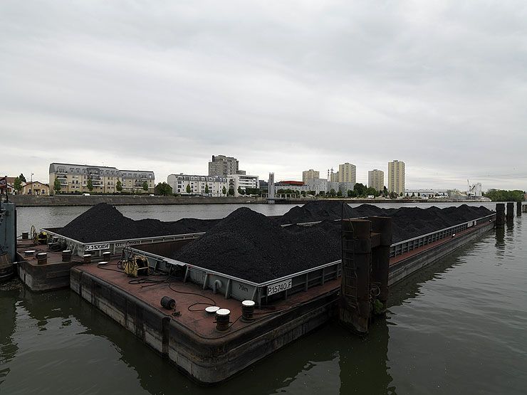 Vitry-sur-Seine. Vue depuis le quai Jules-Guesde : deux barges amarrées, pleines de charbon. Au loin, le port d'Alfortville.