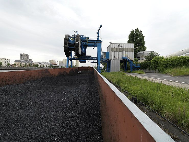 Vitry-sur-Seine, centrale thermique, quai Jules-Guesde. Roue, pelle et barge de charbon pour alimenter la centrale électrique.