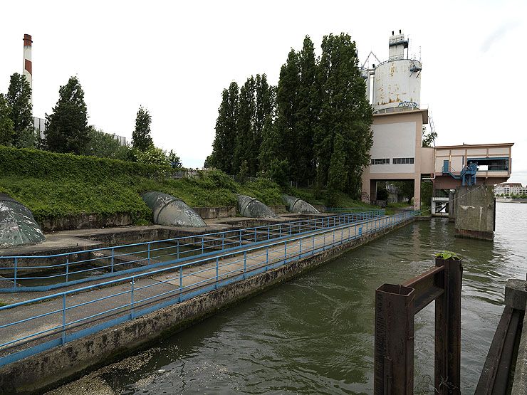 Vitry-sur-Seine. Prise d'eau et appontement, au niveau de la centrale thermique.