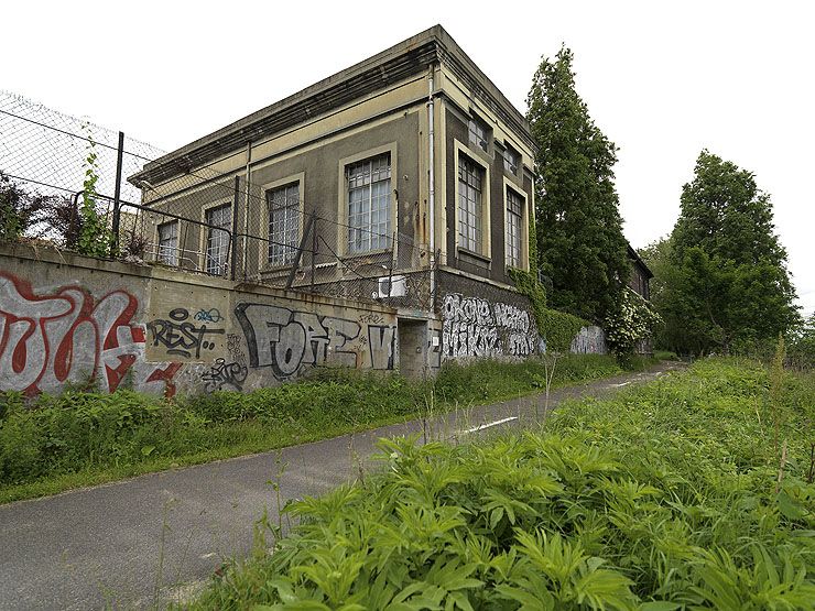 Vitry-sur-Seine. Un pavillon d'usine bordant le chemin de halage.