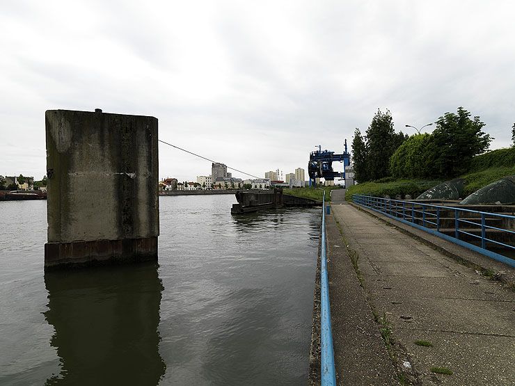 Vitry-sur-Seine, centrale thermique, quai Jules-Guesde. Appontement pour les barges alimentant la centrale thermique.