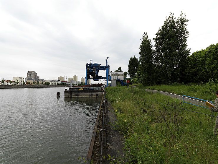 Vitry-sur-Seine. Appontement pour les barges alimentant la centrale thermique.