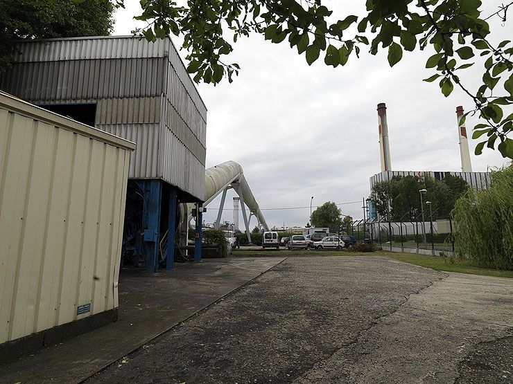 Vitry-sur-Seine. Au loin, la centrale thermique.