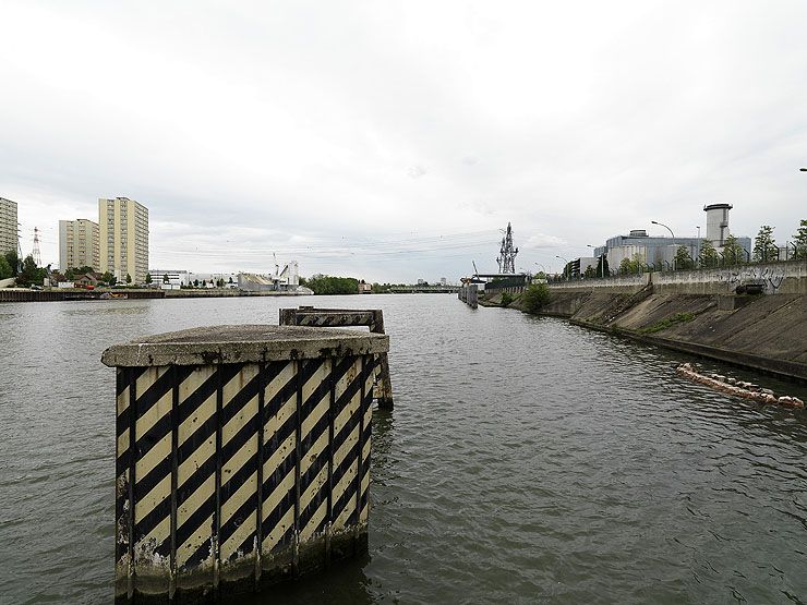 Ablon-sur-Seine, Vigneux. Barrage éclusé. Vue de la Seine.