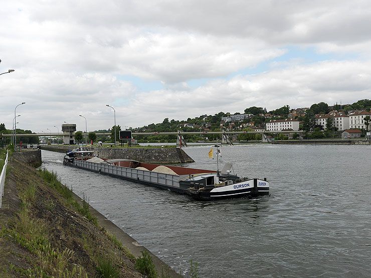 Ablon-sur-Seine, Vigneux. Barrage éclusé. Péniche sortant de l'écluse.