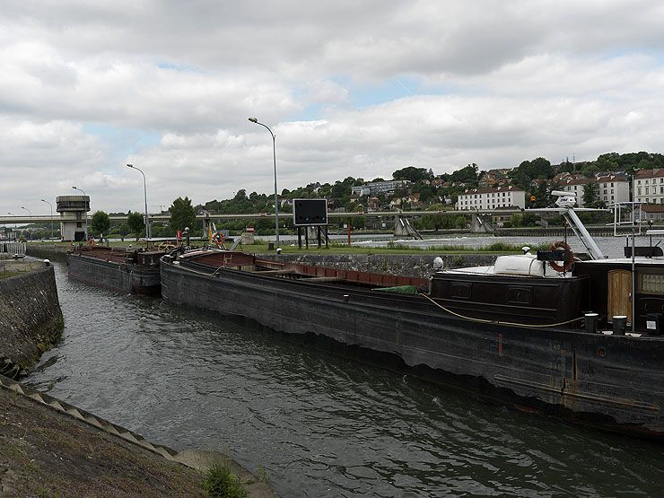 Ablon-sur-Seine, Vigneux. Barrage éclusé. Péniches à l'intérieur de l'écluse.