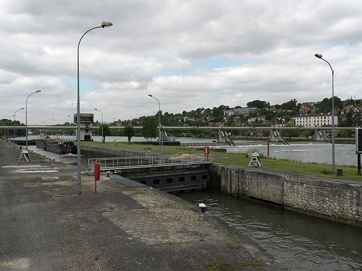 Ablon-sur-Seine, Vigneux. Barrage éclusé. Vue d'ensemble de l'écluse. Au second plan, le barrage.