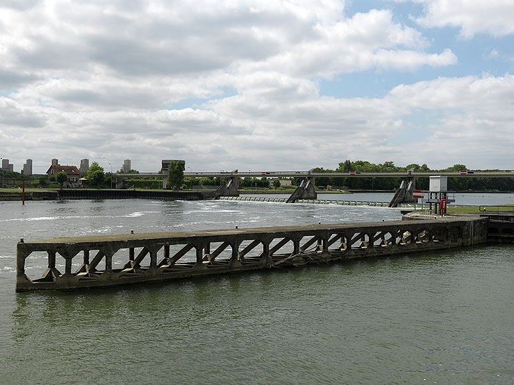 Ablon-sur-Seine, Vigneux. Barrage éclusé. Vue d'ensemble du barrage.