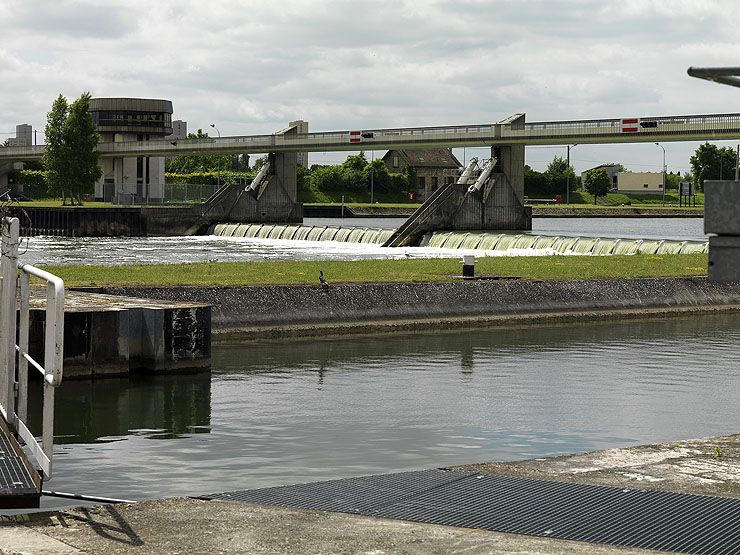 Ablon-sur-Seine, Vigneux. Barrage éclusé. Au second plan, la tour de contrôle.