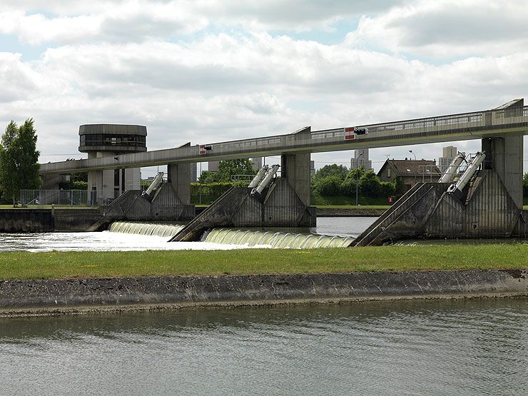 Ablon-sur-Seine, Vigneux. Barrage éclusé. Vue rapprochée du barrage.