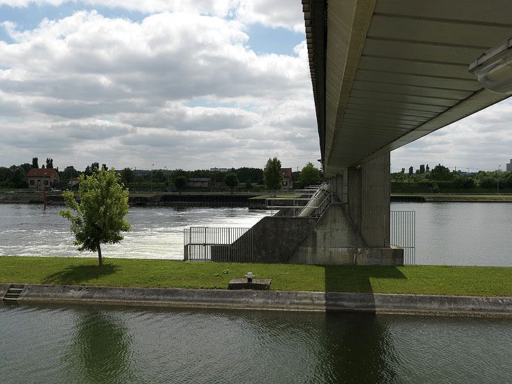 Ablon-sur-Seine, Vigneux. Barrage éclusé d'Ablon-sur-Seine. Vue du barrage depuis le dessous de la passerelle piétonne.