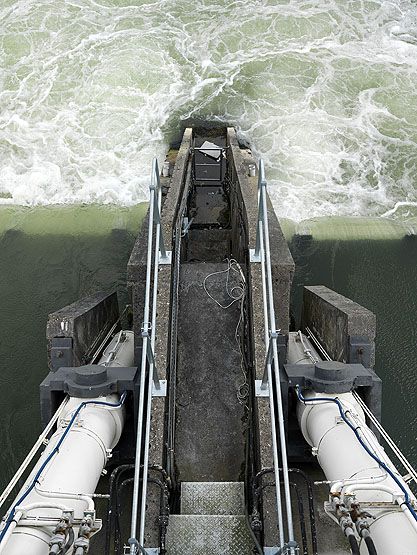 Ablon-sur-Seine, Vigneux. Barrage éclusé. Détail des vérins des vannes du barrage.