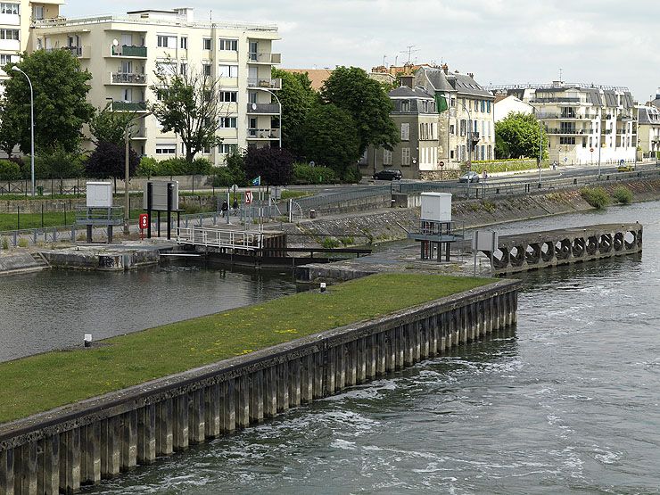 Ablon-sur-Seine, Vigneux. Barrage éclusé. La sortie de l'écluse.