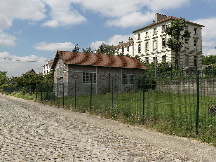 Ablon-sur-Seine, Vigneux. Barrage éclusé. Détail d'un pavillon de stockage de matériel le long du chemin de halage.